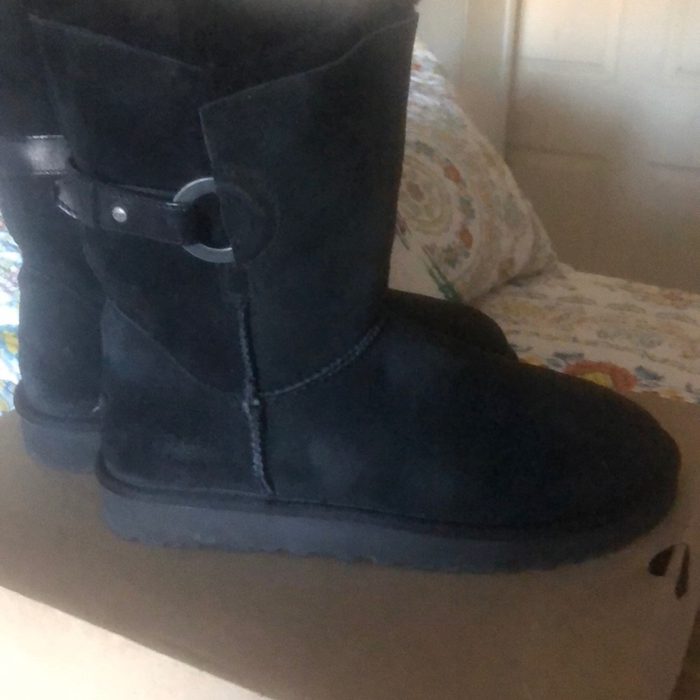 Ugg - Picture 3 of 4